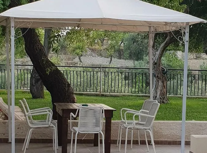 לינה וארוחת בוקר Teodora House 3*